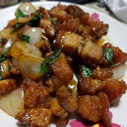 ข้าวผัดพริกเผาหมูกรอบ