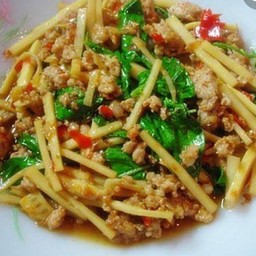 เป็นกับข้าวกะเพราหมูสับหน่อไม้สด