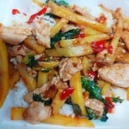 ข้าวราดโหระพาหมูสับหน่อไม้สด