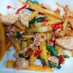 ข้าวราดกะเพราไก่หน่อไม้สด