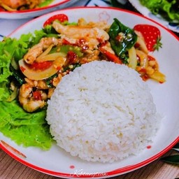 ข้าวผัดพริกแห้งใบโหระภา