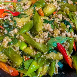 ข้าวผัดมะเขือยาวใบโหระพา