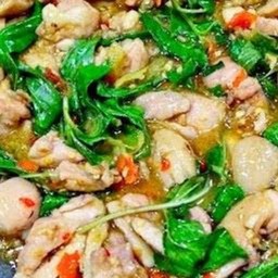 เป็นกับข้าวไก่ผัดพริกสดหน่อไม้ใบโหระพา