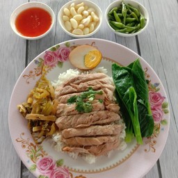 ข้าวขาหมูเนื้อล้วนไข่
