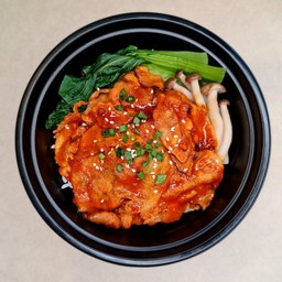 ข้าวหน้าสันคอหมูสไลด์พ่นไฟ ซอส chilli bomb