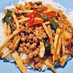 ข้าวราดกะเพราหมูสับ หน่อไม้สด