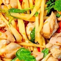 เป็นกับข้าวผัดกะเพราไก่หน่อไม้สด