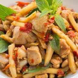 ข้าวราดไก่ผัดพริกสด หน่อไม้ใบโหระพา