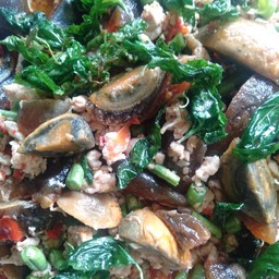 กระเพราไข่เยี่ยวม้าหมูสับราดข้าว