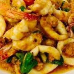 ผัดน้ำพริกเผา ปลาหมึก ราดข้าว