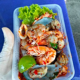 ยำมะม่วงข้าวโพด กุ้งสุก +กุ้งสด +ปลากมึก +หอยแครง.