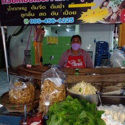 ก๋วยเตี๋ยวเรีอแว้น สาขาเดียวเป็นรถพ่วงข้าง