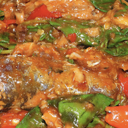 กระเพาปลากระป๋อง  ราดข้าว