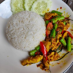 ผัดเครื่องแกง ราดข้าว