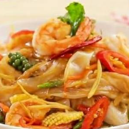 เส้นใหญ่ผัดขี้เมา กุ้ง