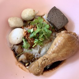 ก๋วยเตี๋ยวไก่ตุ๋น + ลูกชิ้น (แห้ง)