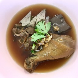 ก๋วยเตี๋ยวไก่ตุ๋น+เครื่องใน  (ตับ + กึ๋น)