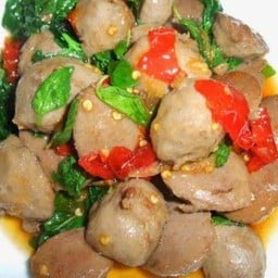 ผัดกะเพราลูกชิ้นหมูโฮเด้ง