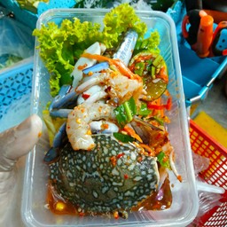 ยำมะม่วงข้าวโพด  ปูม้าสด +กุ้งสด+ไข่แดงเค็ม