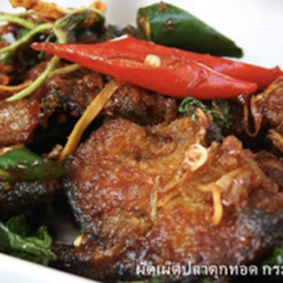 ผัดพริกแกงปลาดุกราดข้าว