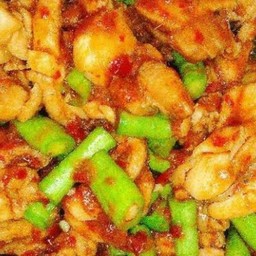 ข้าวราดไก่ผัดพริกแกงถั่วฝักยาว