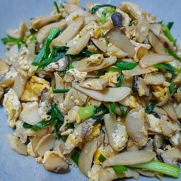 เห็ดรวมผัดไข่ใบคื่นช่าย