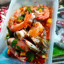 ยำมะม่วงข้าวโพด  ปูม้าสด  กุ้งสุก  ปลาหมึก