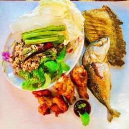 บ้านข้าวเหนียวไก่ทอด ร้านป้าต้อย