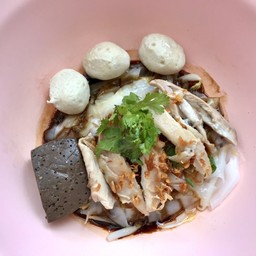 ก๋วยเตี๋ยวเนืัอไก่ + ลูกชิ้น (แห้ง)