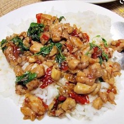 ข้าวราดกะเพราไก่ถั่วฝักยาว