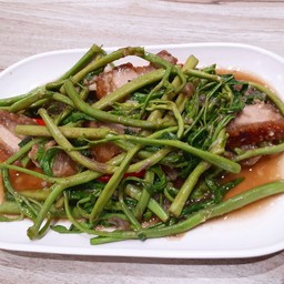 ผัดผักกระเฉดหมูกรอบ