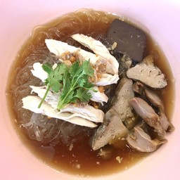 ก๋วยเตี๋ยวเนื้อไก่ + เครื่องใน