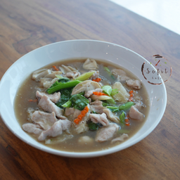 ราดหน้าเส้นกรอบหมู