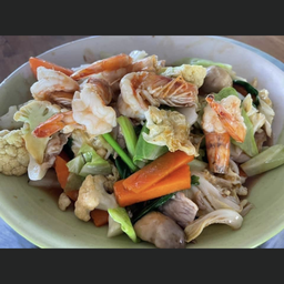 ผัดผักรวมมิตรราดข้าว