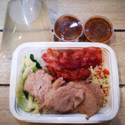 ข้าวกระเทียม หน้าหมู + เบคอน