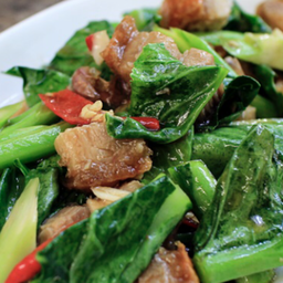 คะน้าหมูกรอบ  ราดข้าว