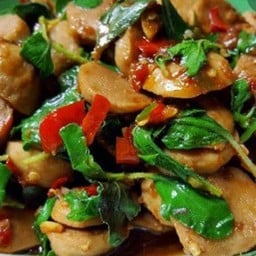 ผัดกะเพราลูกชิ้นเนื้อโกเด้ง