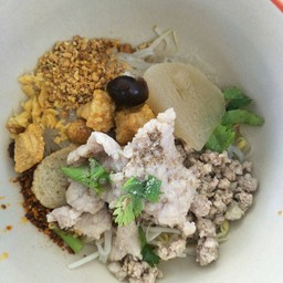 ก๋วยเตี๋ยวเส้นใหญ่แห้งยำ