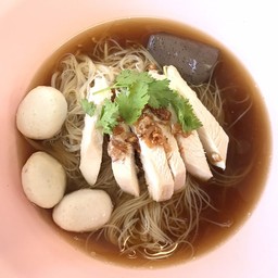 ก๋วยเตี๋ยวเนื้อไก่+ลูกชิ้น