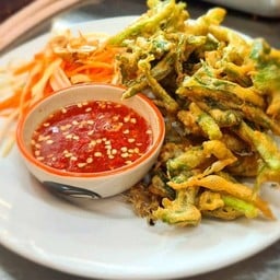 ยำผักบุ้งทอดกรอบ