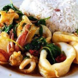 กระเพรารวมมิตรกุ้งหมึกราดข้าว