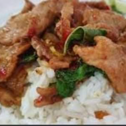 กระเพราหมูนุ่ม ราดข้าว