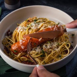 สปาเกตตีพริกแห้งไส้กรอก