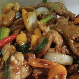 ผัดพริกเผารวมมิตรราดข้าว