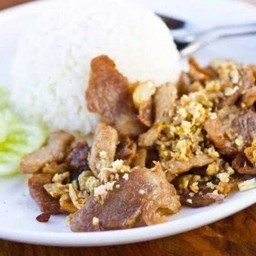 หมูกระเทียมราดข้าว