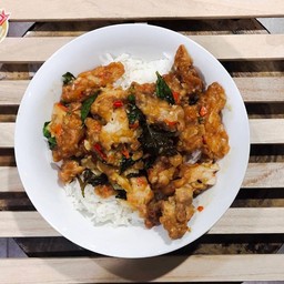 ข้าวกะเพราไก่กรอบ