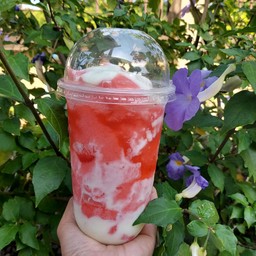 สตอเบอรี่สมูทตี้โยเกิร์ต