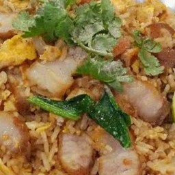 ข้าว ผัด หมูกรอบ กล่องใหญ่