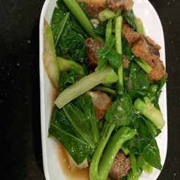 คะน้าหมูกรอบ