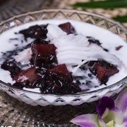 ข้าวเหนียวดำเปียก เผือก มะพร้าวอ่อน